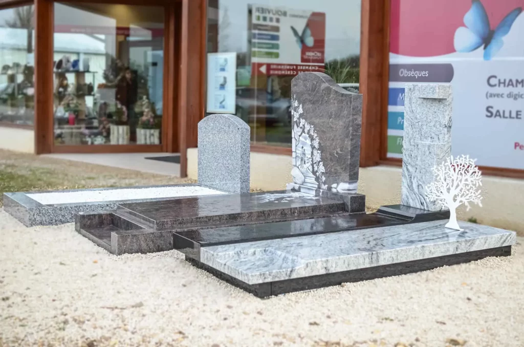 Exposition de monuments funéraires en granit devant une agence Le Choix Funéraire.