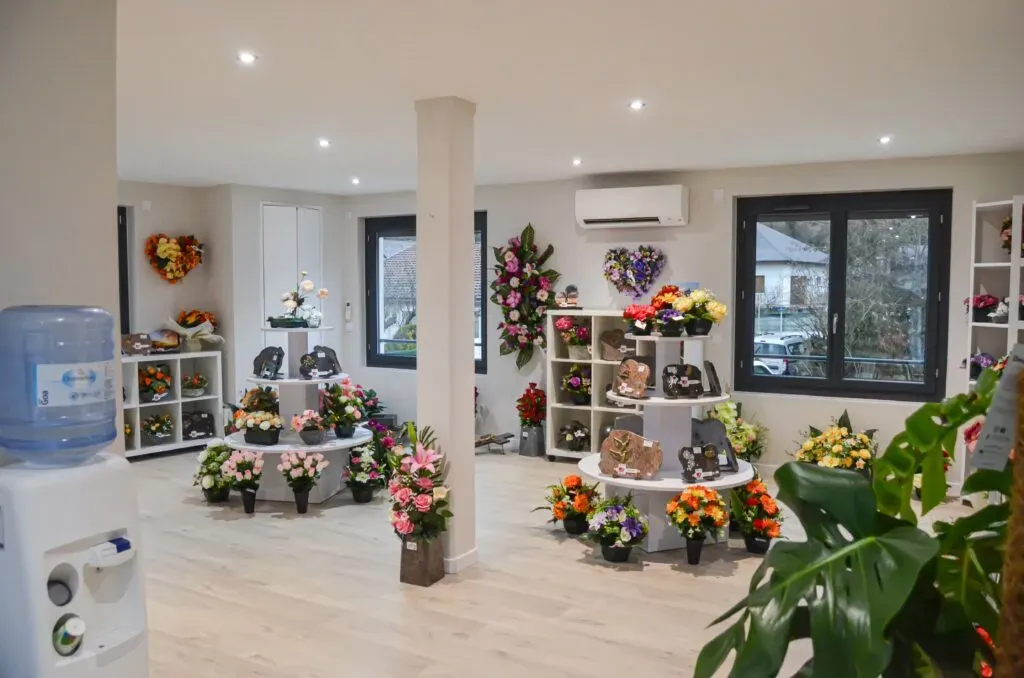 Visitez notre magasin funéraire : plaques, fleurs artificielles et articles.